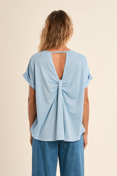 Casual T-shirt, open at the back
