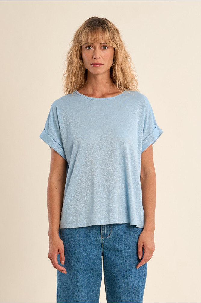Casual T-shirt, open at the back