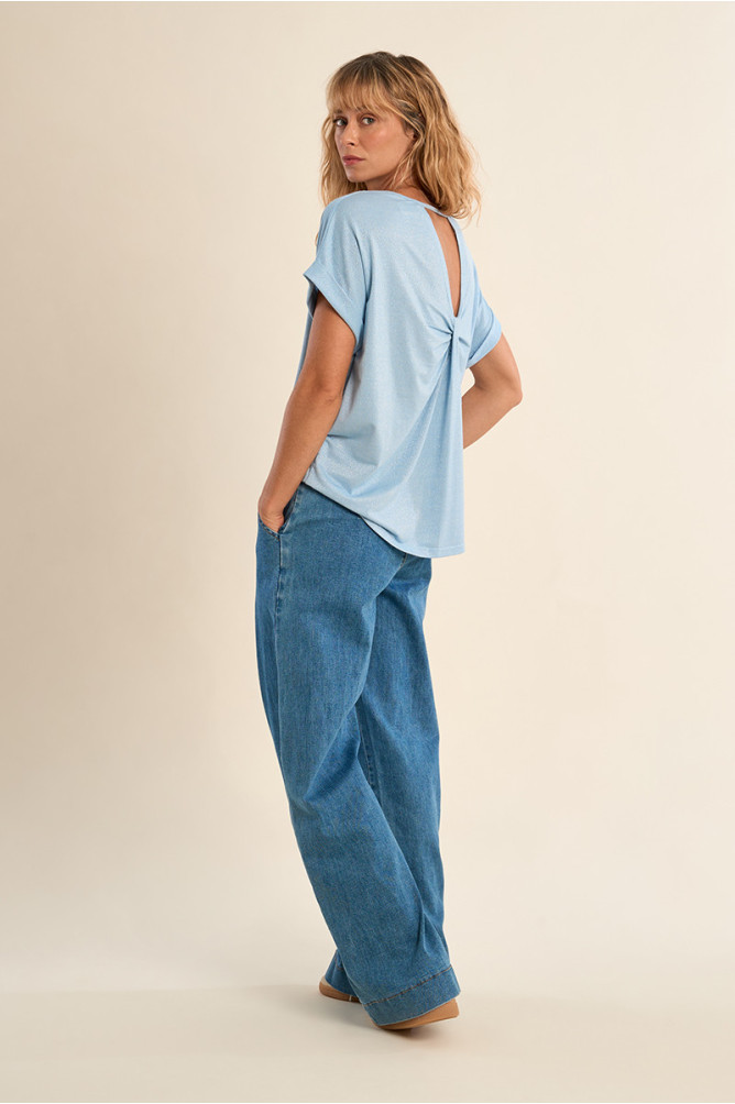 Casual T-shirt, open at the back