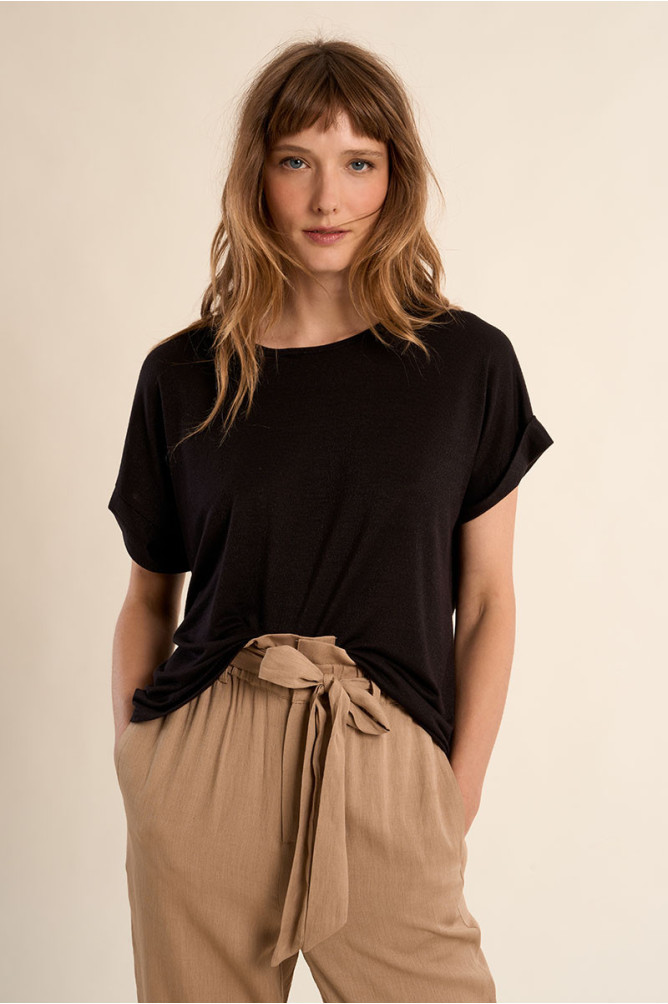 Casual T-shirt, open at the back