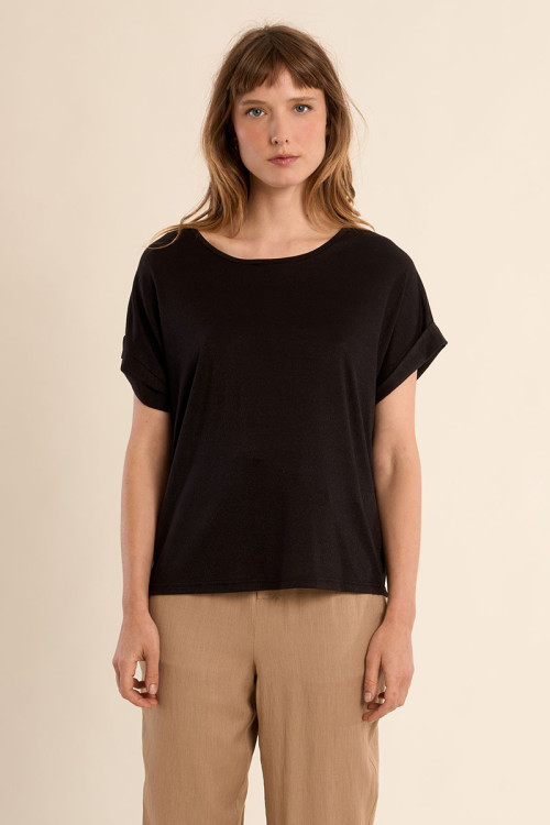 Casual T-shirt, open at the back