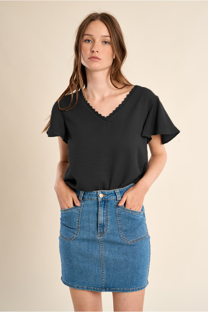 Casual T-shirt, embroidered collar