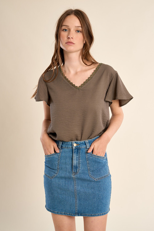Casual T-shirt, embroidered collar