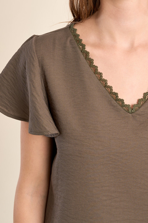 Casual T-shirt, embroidered collar