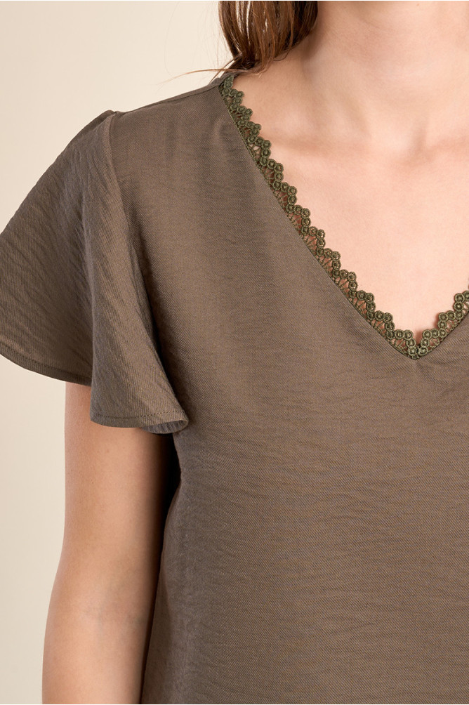 Casual T-shirt, embroidered collar