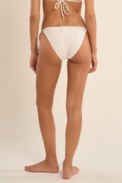 Braguita de bikini de tiro medio, detalle flor.