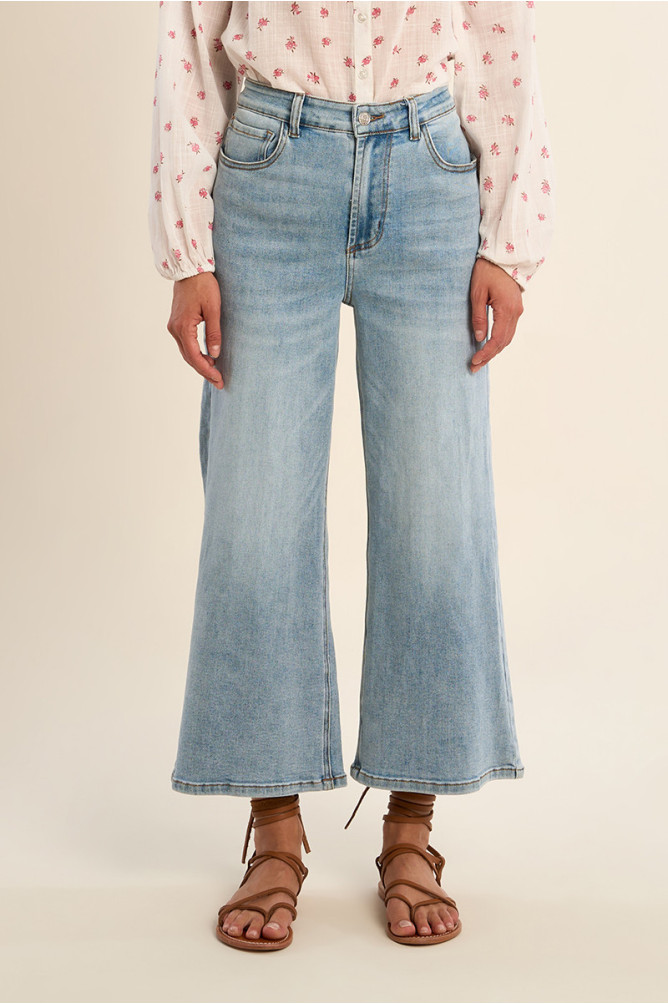 Wide-leg denim, cropped fit