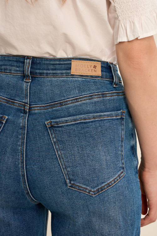 Wide-leg denim, cropped fit