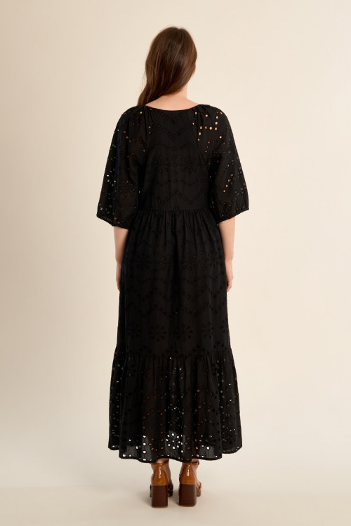Vestido largo, de manga corta, con volantes.