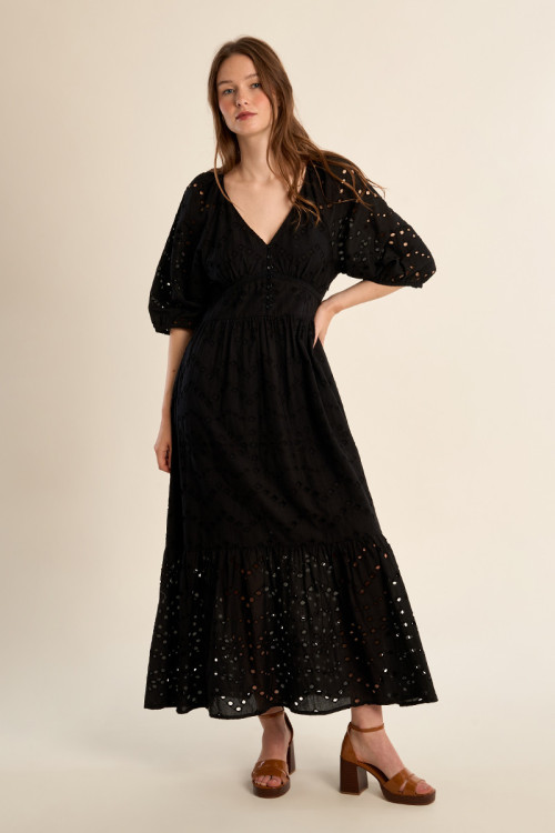 Vestido largo, de manga corta, con volantes.