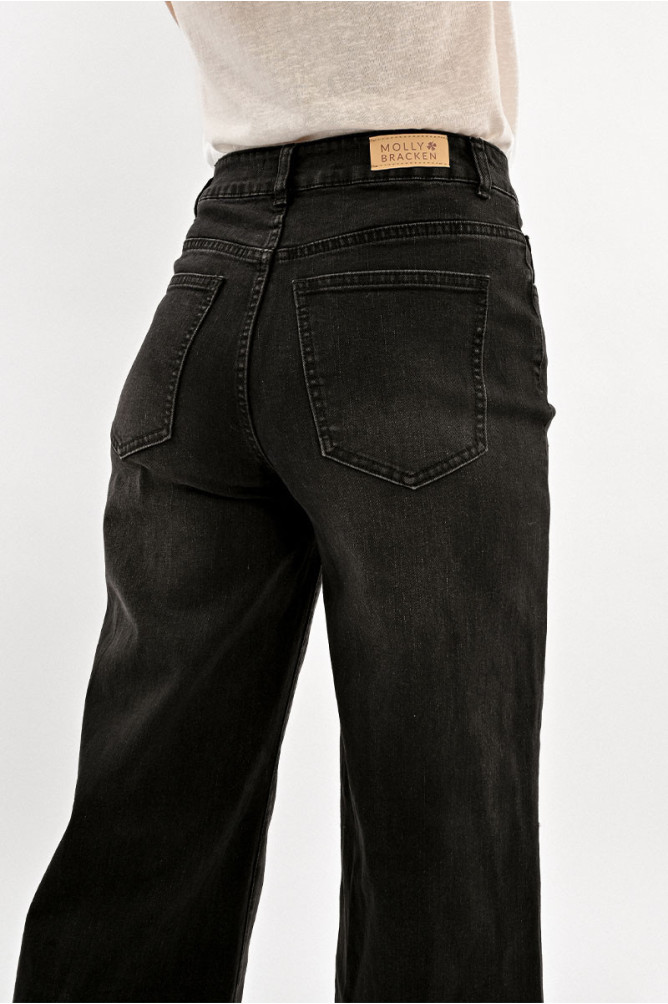 Pantalón de mujer vaquero, perneras anchas.