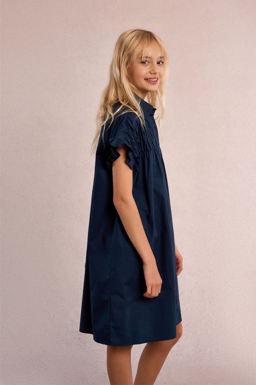 Vestido de niña corto, camisero, con pliegues.