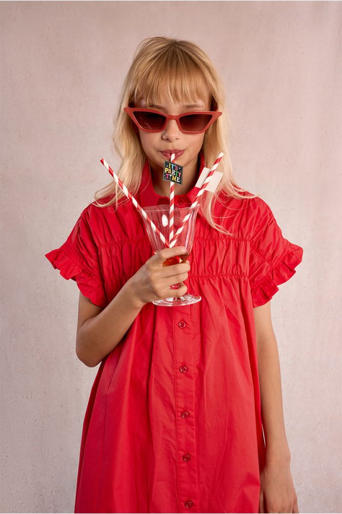 Vestido de niña corto, camisero, con pliegues.