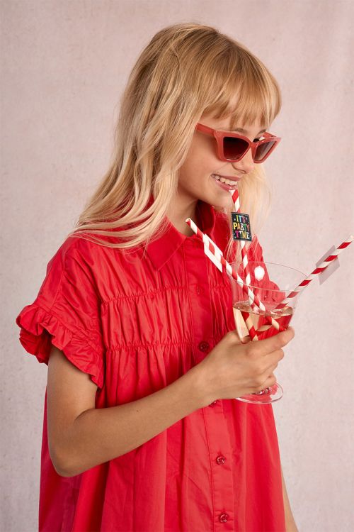 Vestido de niña corto, camisero, con pliegues.