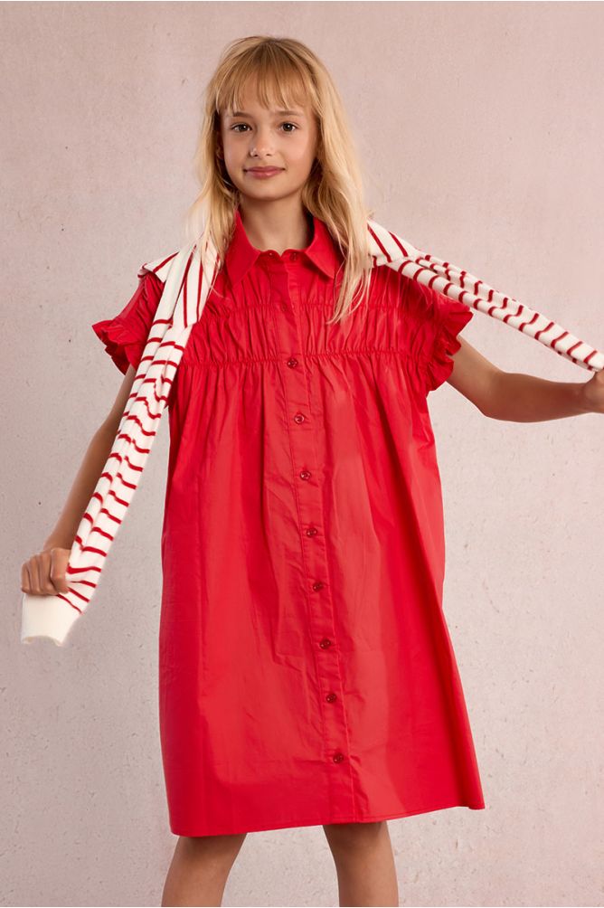 Vestido de niña corto, camisero, con pliegues.