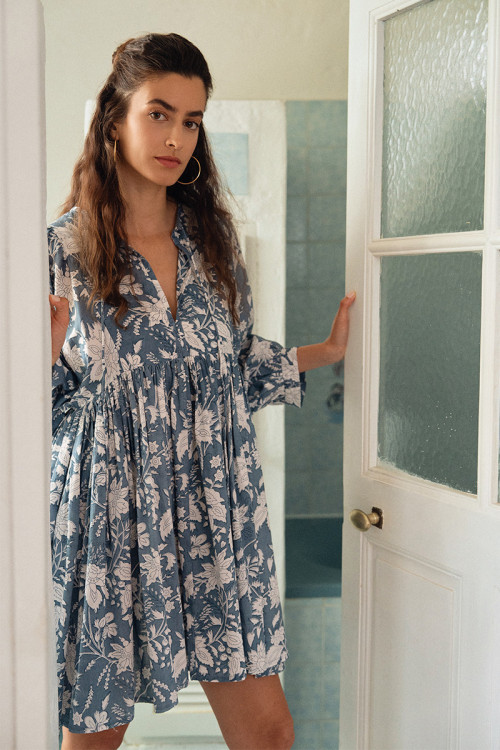 Vestido de mujer de manga larga, plisado, con estampado.