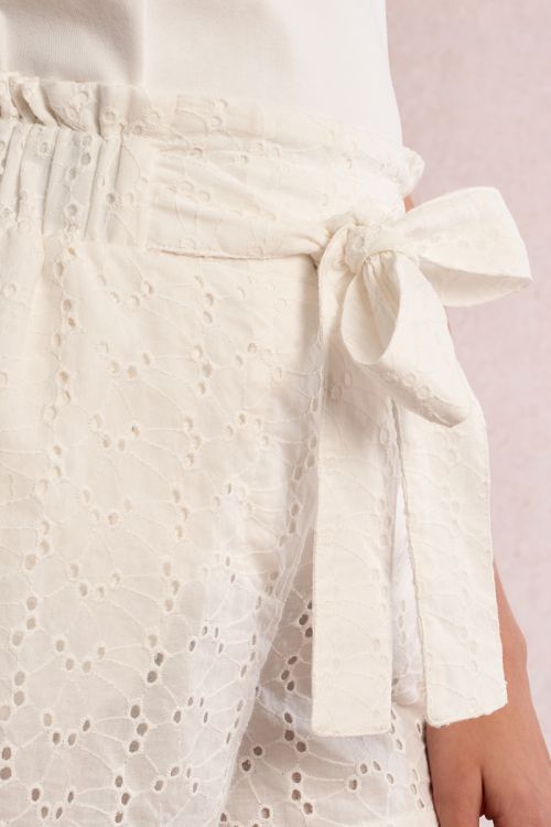 Short de niña bordado, con lazada.