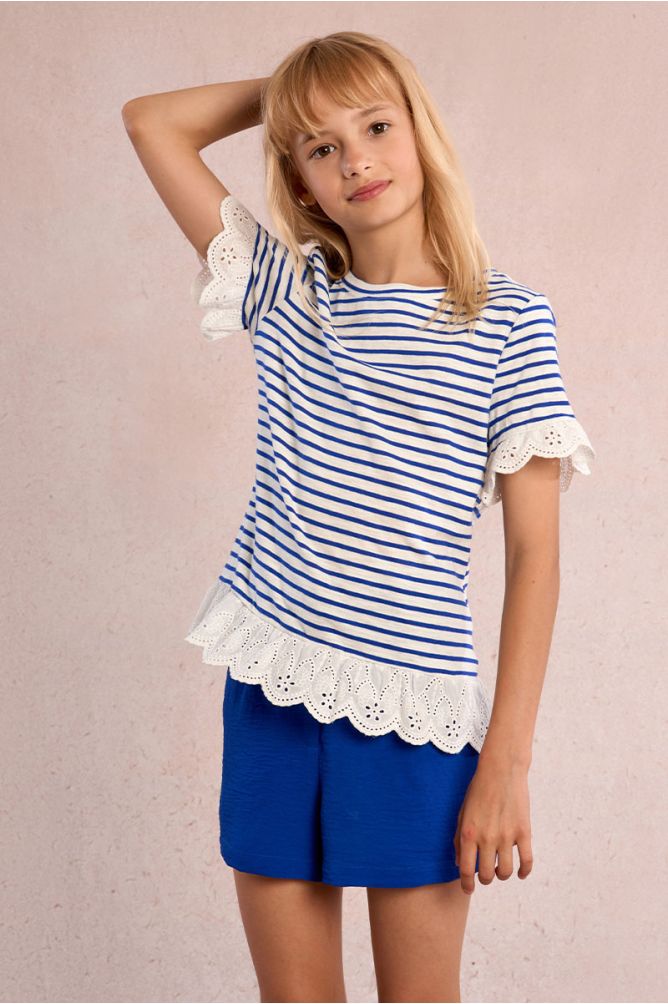 Short de niña corto, detalle pliegues.