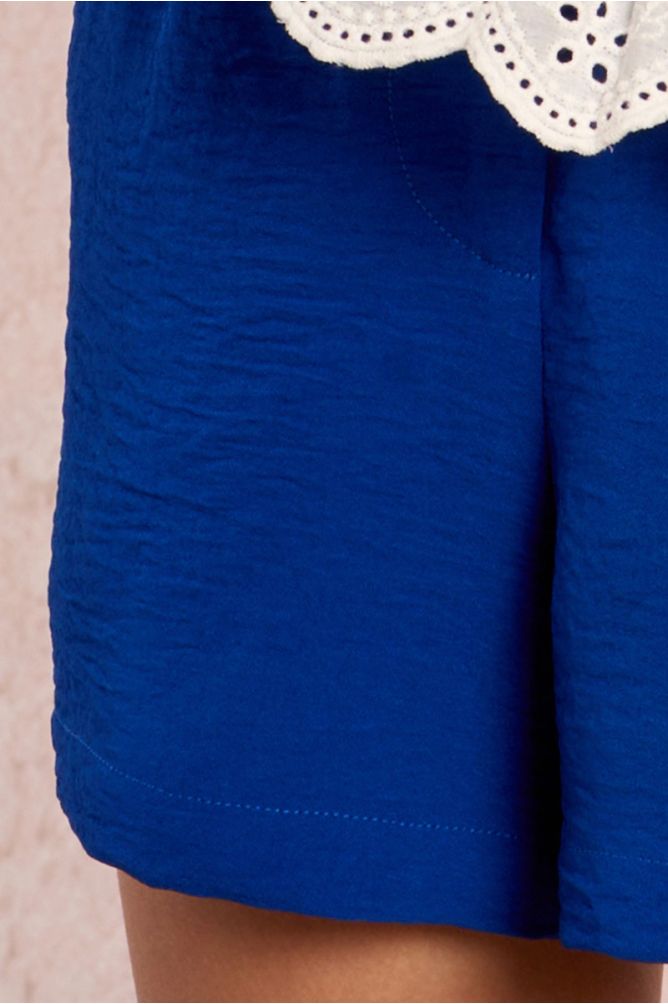 Short de niña corto, detalle pliegues.