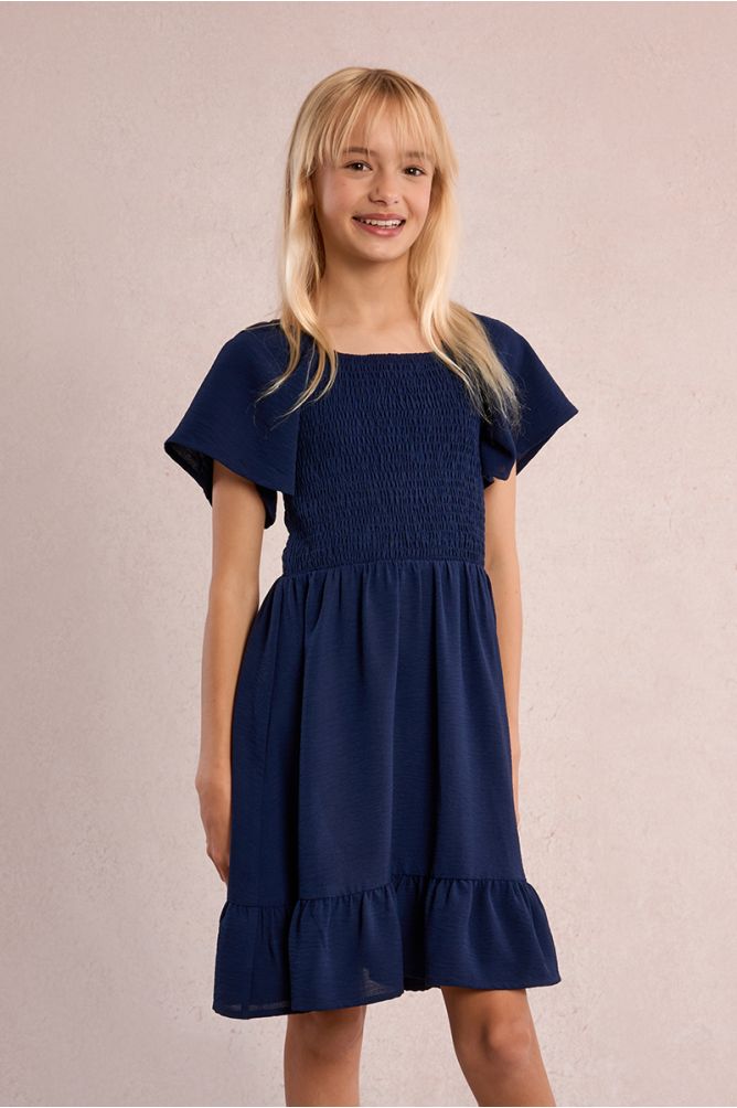 Vestido de niña de manga corta mariposa y volante.