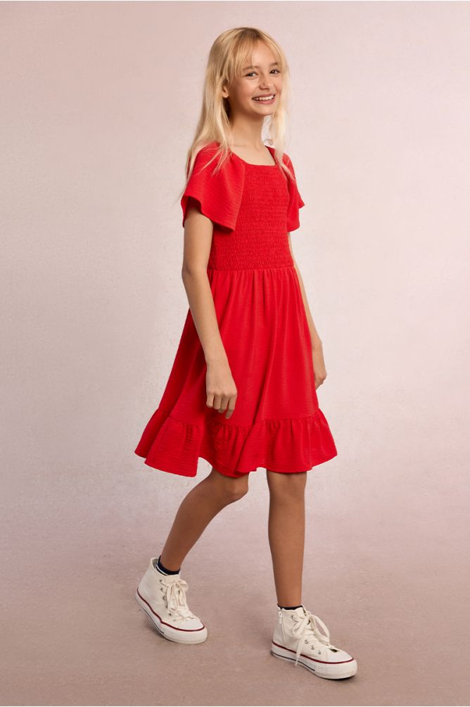Vestido de niña de manga corta mariposa y volante.