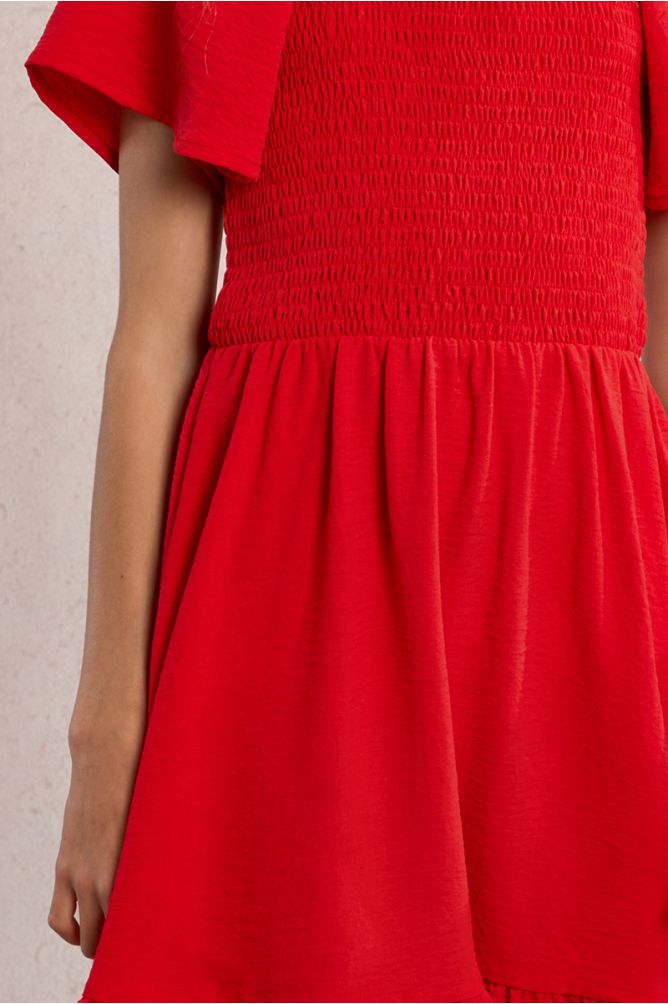 Vestido de niña de manga corta mariposa y volante.