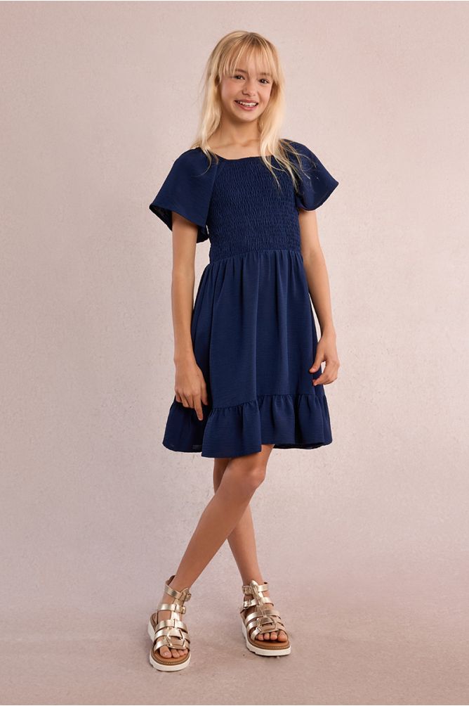Vestido de niña de manga corta mariposa y volante.