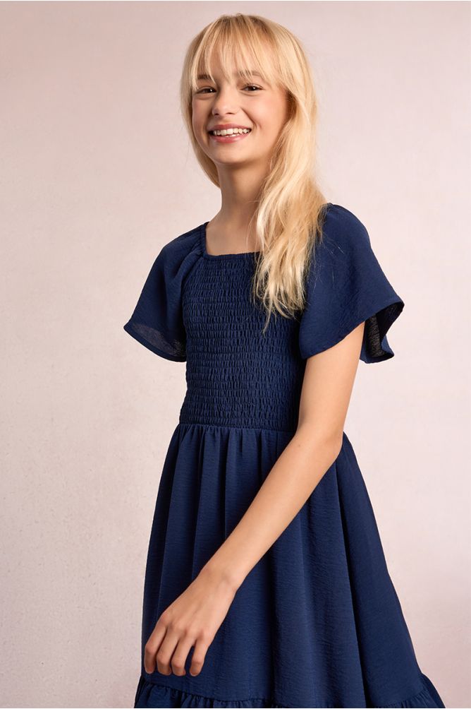 Vestido de niña de manga corta mariposa y volante.