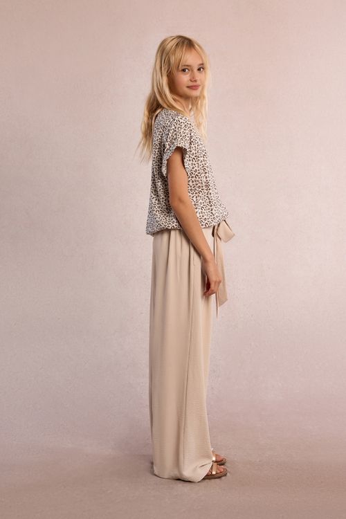 Pantalón de niña largo, con pliegues y lazada.