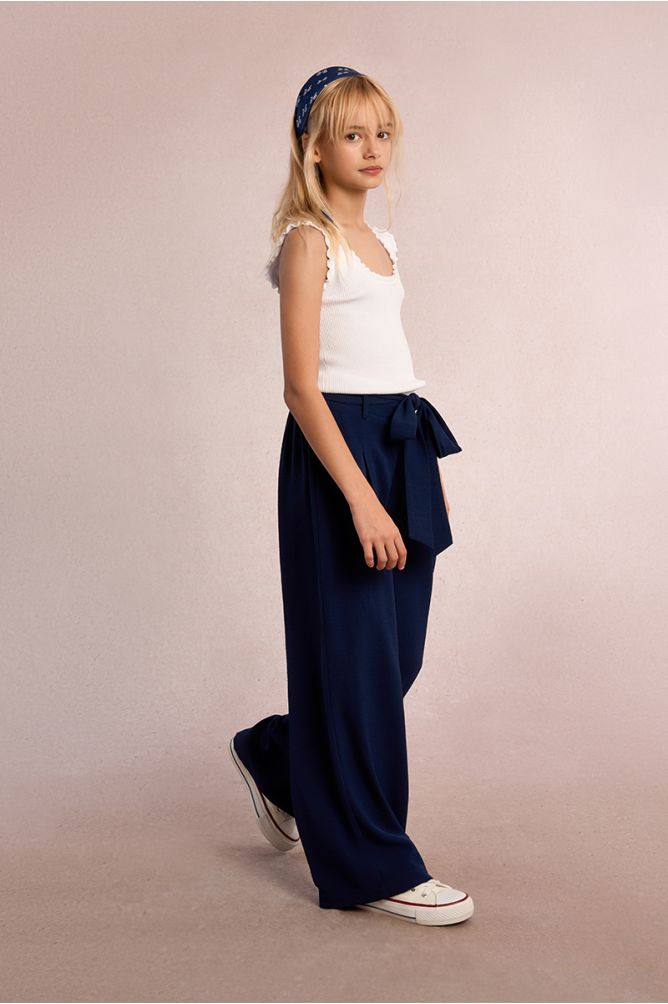 Flowing tie-down trousers