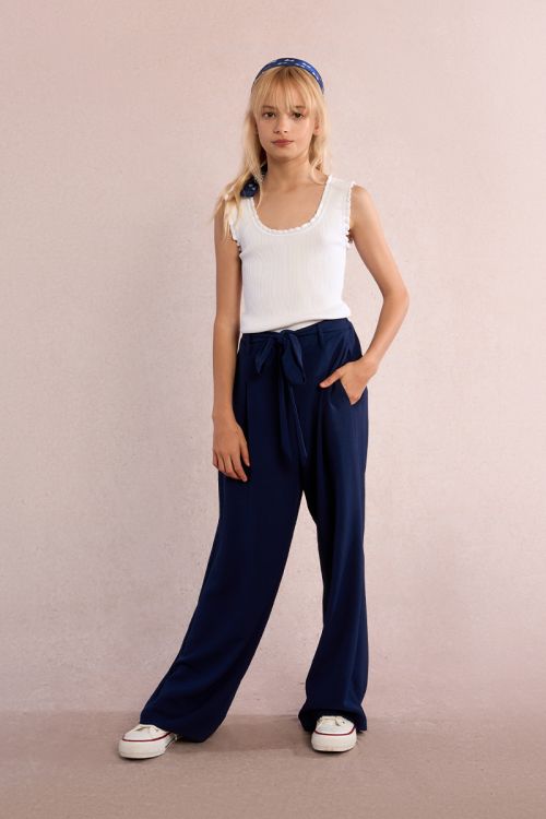 Flowing tie-down trousers