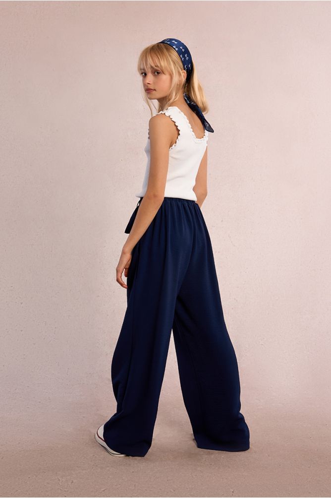 Pantalón de niña largo, con pliegues y lazada.