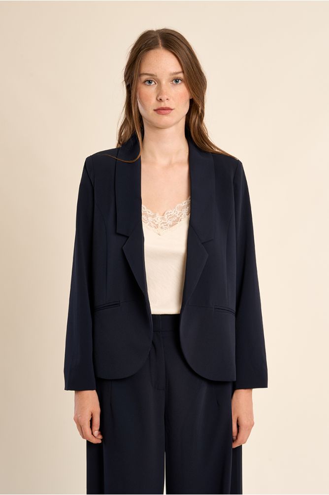 Blazer de mujer de manga 3/4, cuello y solapa.