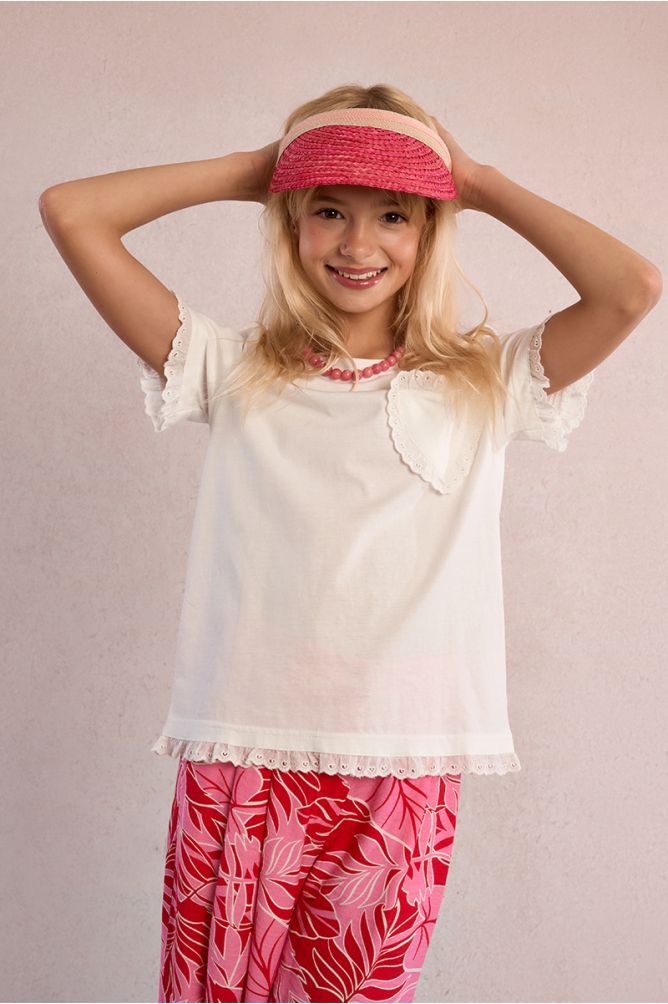 Camiseta de niña de manga corta, detalle corazón y volantes.