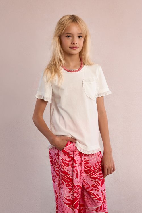Camiseta de niña de manga corta, detalle corazón y volantes.