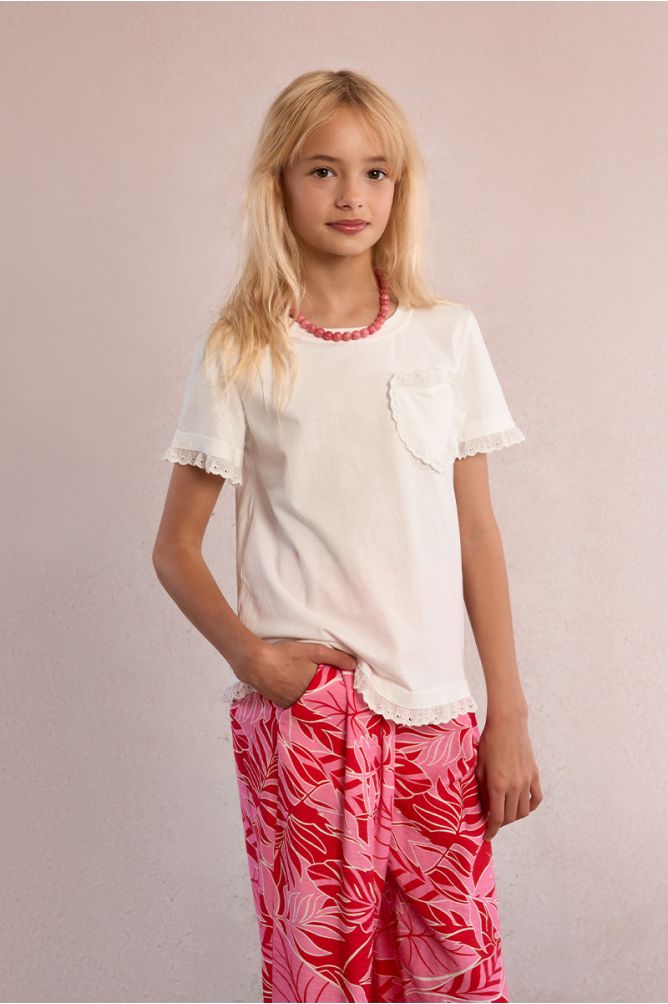 Camiseta de niña de manga corta, detalle corazón y volantes.