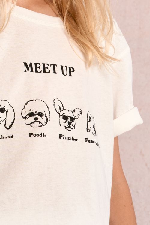 Camiseta de niña de manga corta, con estampado.
