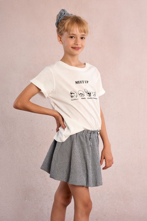 Camiseta de niña de manga corta, con estampado.