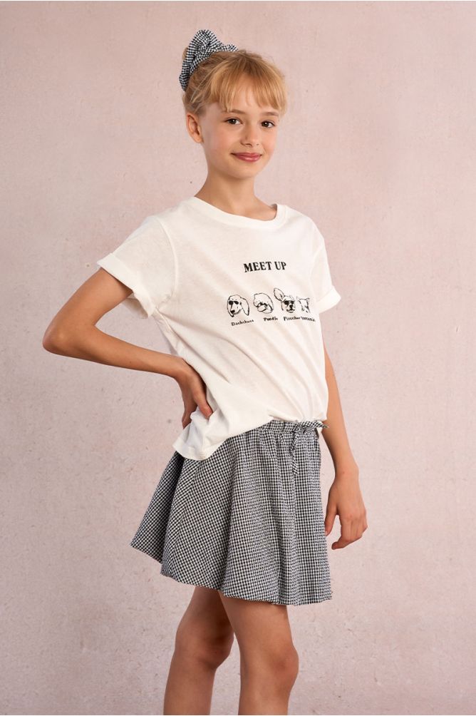 Camiseta de niña de manga corta, con estampado.