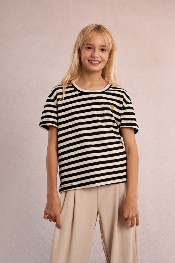 Camiseta de niña de manga corta, corazón y estampado rayas.