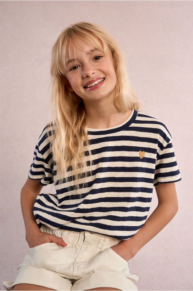 Camiseta de niña de manga corta, corazón y estampado rayas.
