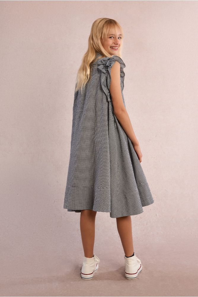 Vestido de niña de manga corta, volantes y estampado.