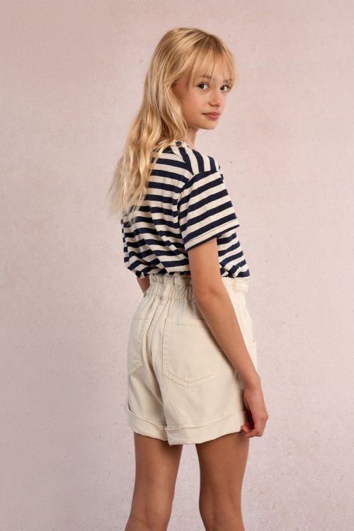 Short de niña vaquero, volante en la cintura.