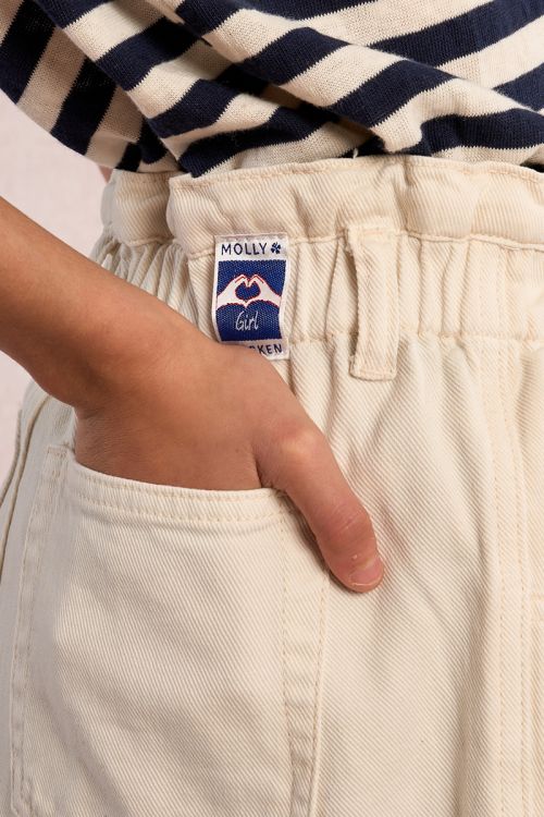 Short de niña vaquero, volante en la cintura.