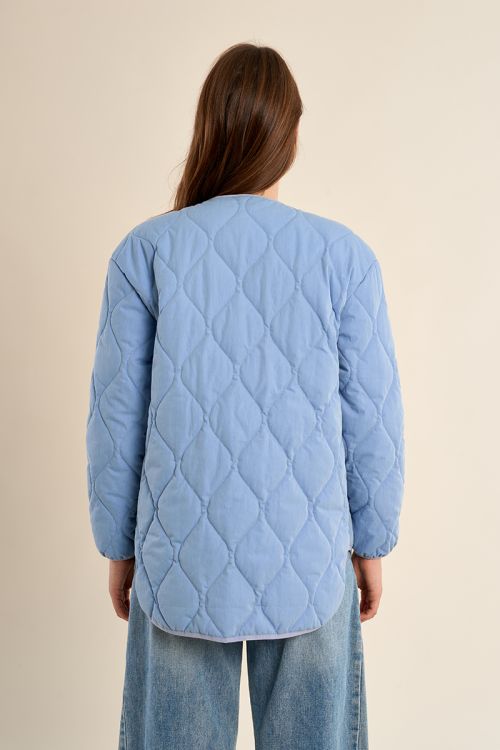 Chaqueta de mujer de manga larga, en tejido acolchado.