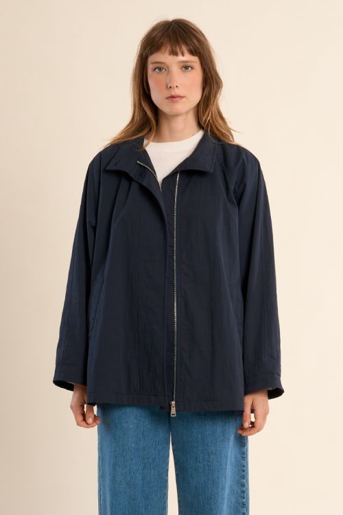 Parka de mujer de manga larga, bolsillos al bies.