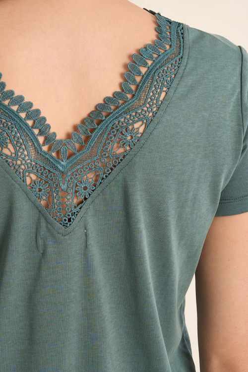 Straight T-shirt with embroidered collar