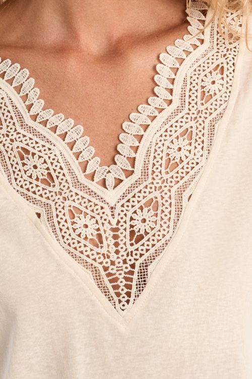 Straight T-shirt with embroidered collar