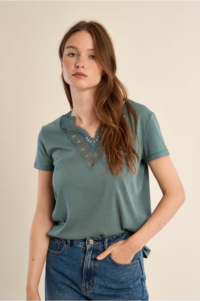 Straight T-shirt with embroidered collar