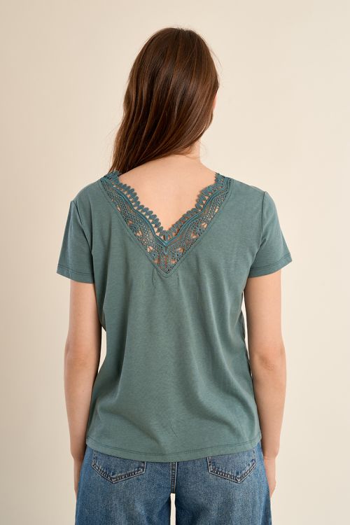 Straight T-shirt with embroidered collar